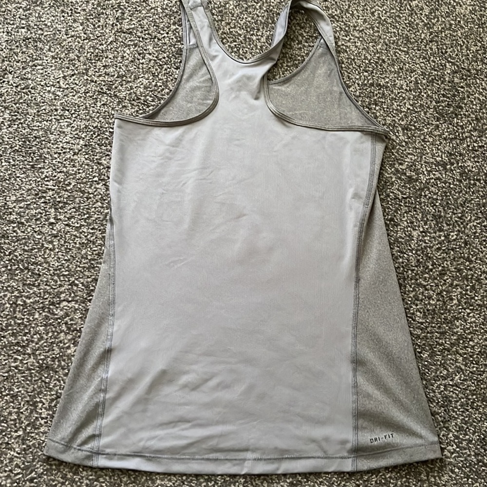 Women Nike dry fit top. Worn once. Fitted - Picture 4 of 5